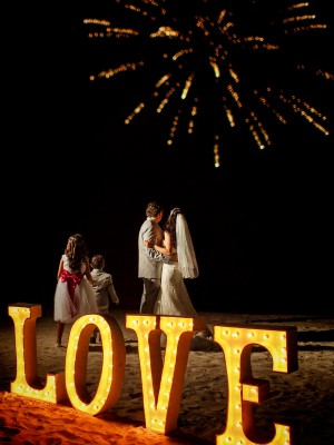 letras-love-iluminadas-boda-en-cancun