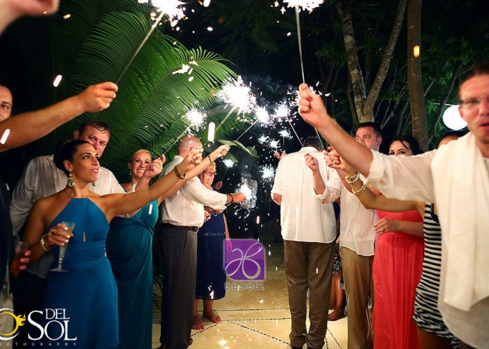 sparklers-cancun-wedding-2