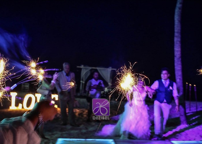 sparklers-cancun-wedding-2