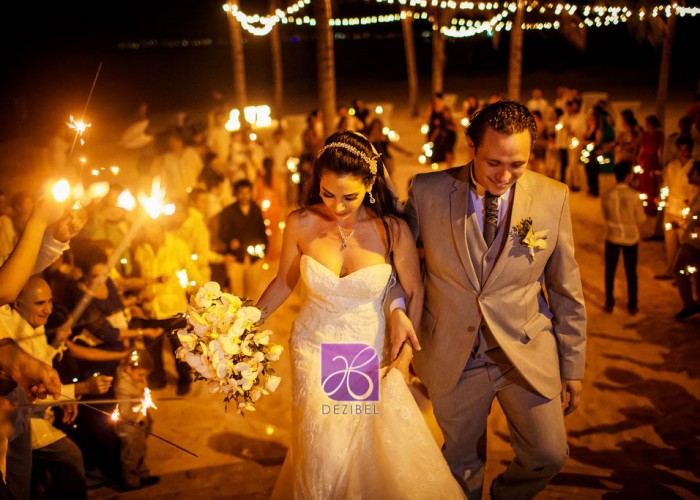 sparklers-cancun-wedding-2