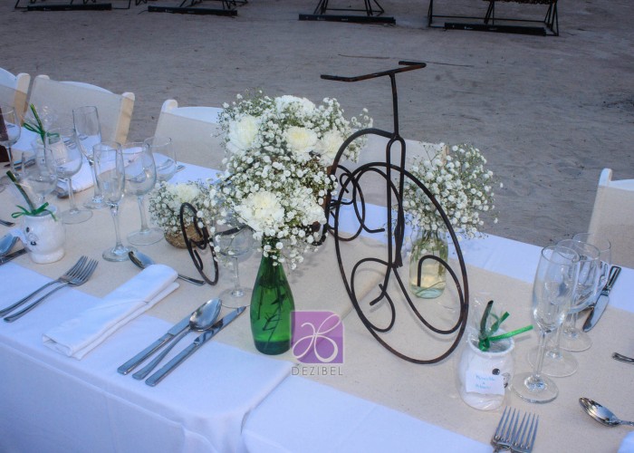 vintage-wedding-cancun-planners-vintage-forniture-table-and-chair-vintage-vintage-decor-at-the-beach